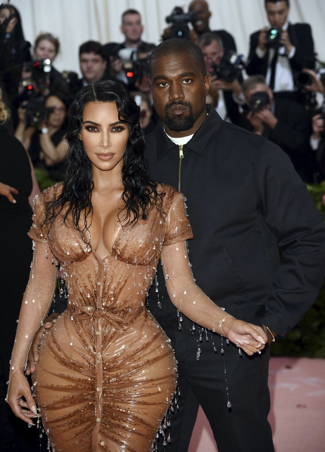 Kim Kardashian kritiseras efter att hon dykt upp i sin kreation under galan. Kim Kardashian visar upp nya kroppen