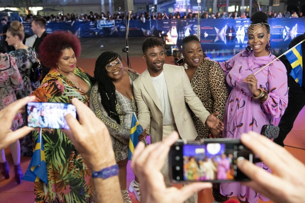 John Lundvik och hans kör The Mamas har fått ett varmt mottagande i Tel Aviv, Israel, och fansen älskar dem! John Lundvik och The Mamas går på röda mattan och fotas av fans i Eurovision song contest 2019