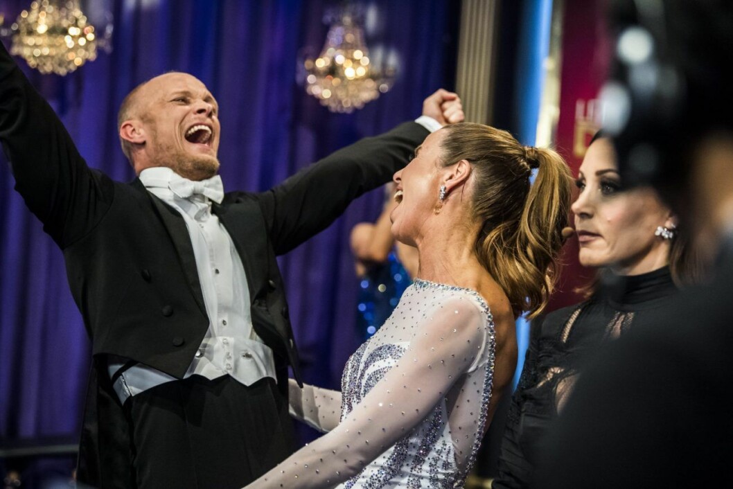 Förra veckan gjorde Tobias Karlsson och Magdalena Forsberg succé! Magdalena Forsberg och Tobias Karlsson jublar i Let's dance