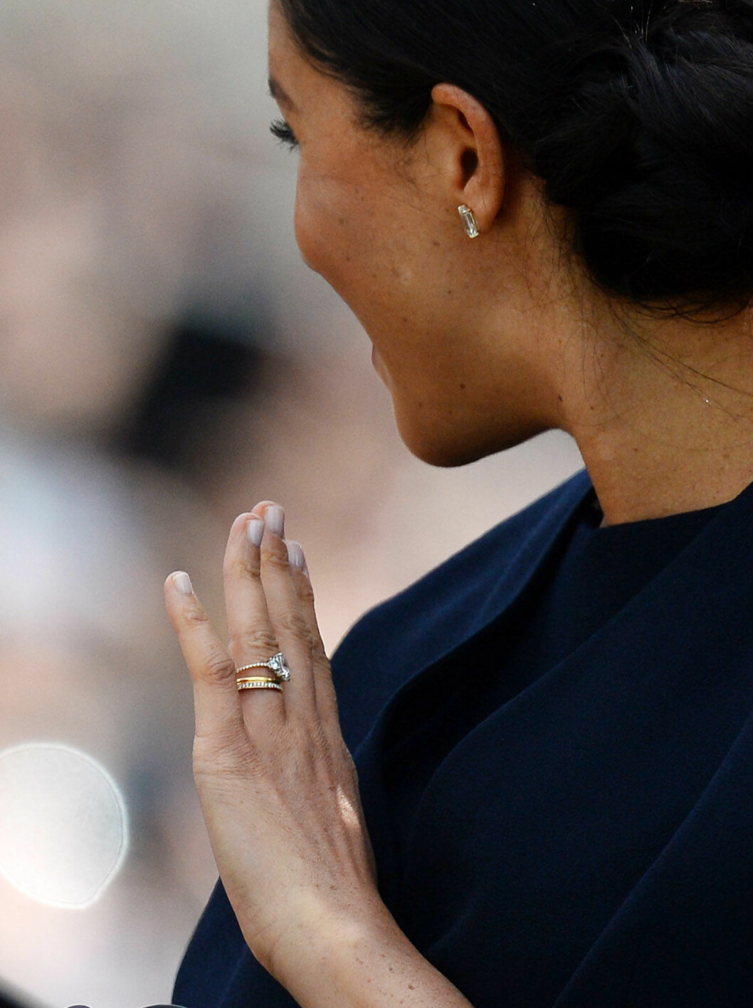 Meghan Markles nya ring, med en rad mindre pavé-infattade vita stenar.