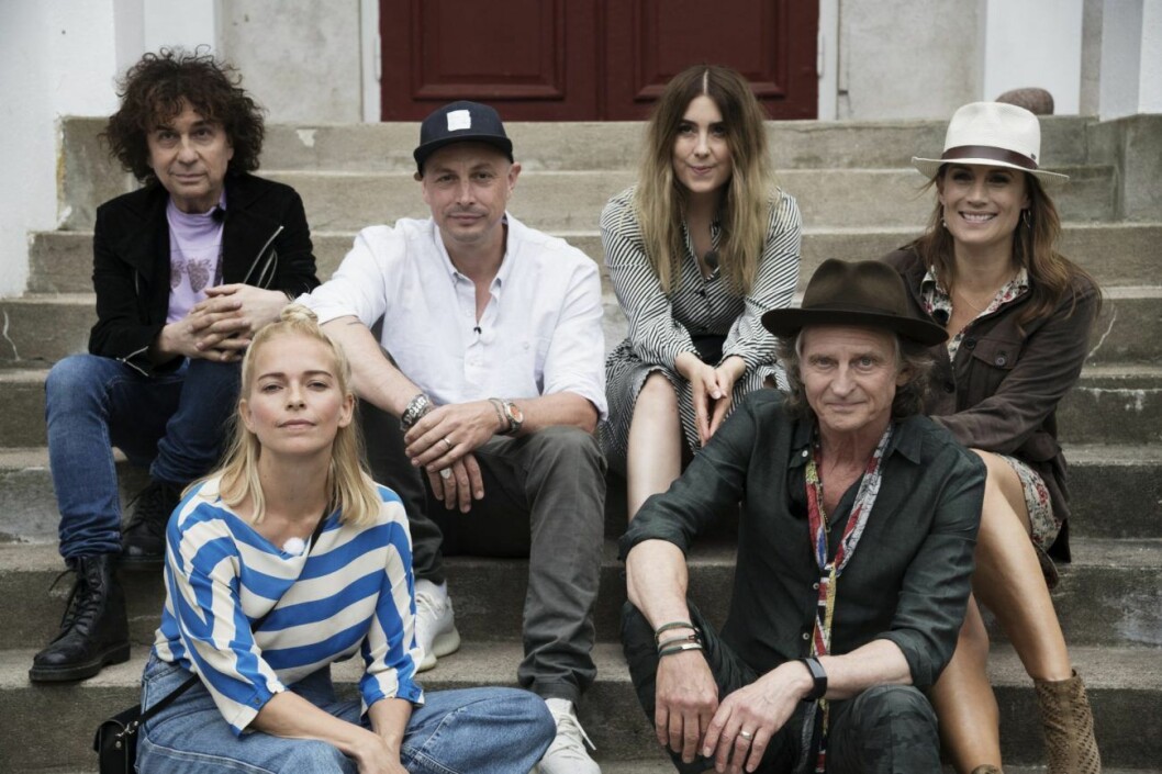 Magnus Uggla, Petter, Miss Li, Jill Johnson, Petra Marklund och Thomas “Orup” Eriksson samlade på trappan till Grå gåsen i Burgsvik på Gotland inför inspelningen av årets upplaga av TV4:s “Så mycket bättre”. Jason “Timbuktu” Diakité saknas på bilden. Årets artister i Så mycket bättre 2019; Petter, Magnus Uggla, Miss Li, med fler.