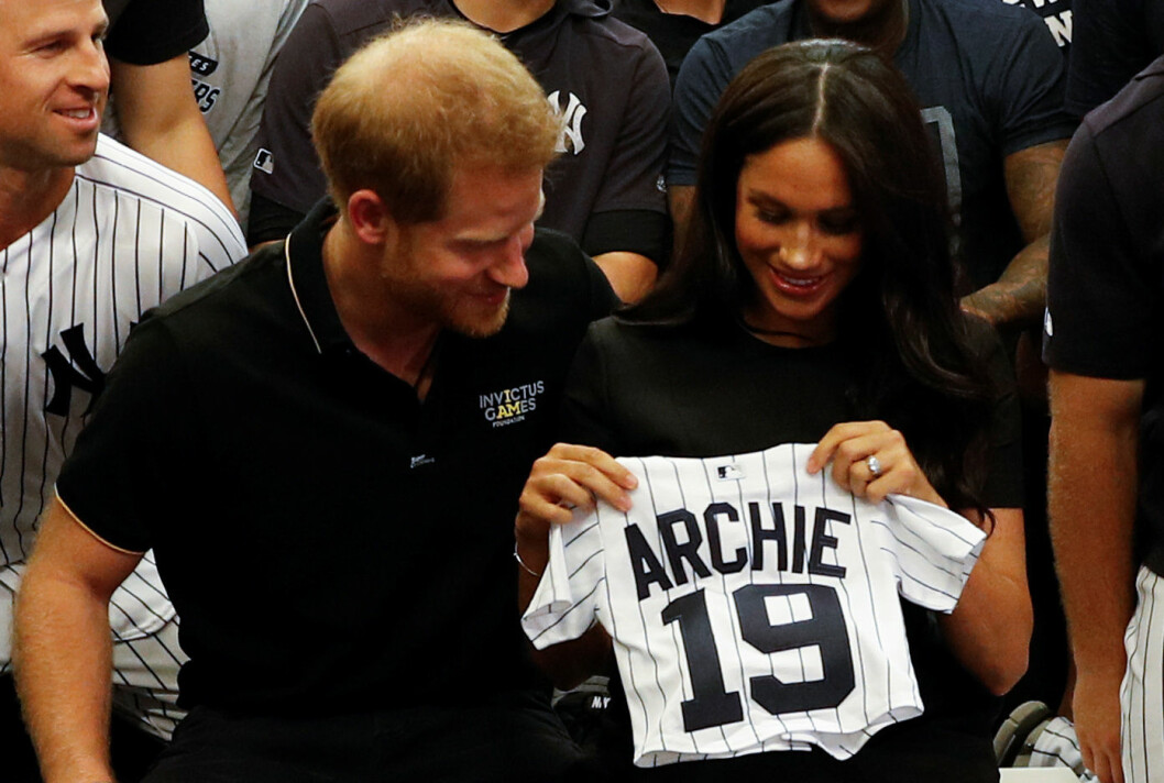 Prins Harry och Meghan Markle. Prins Harry och Meghan Markle på basebollmatch.