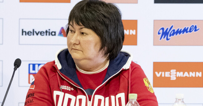 Jelena Välbe under en presskonferens