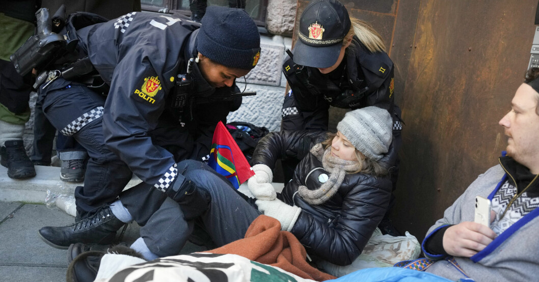 Thunberg ignorerade polisens muntliga varning och blev till slut bortburen.