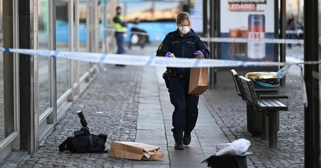 Brottsplatsen avspärrad och polis undersöker.