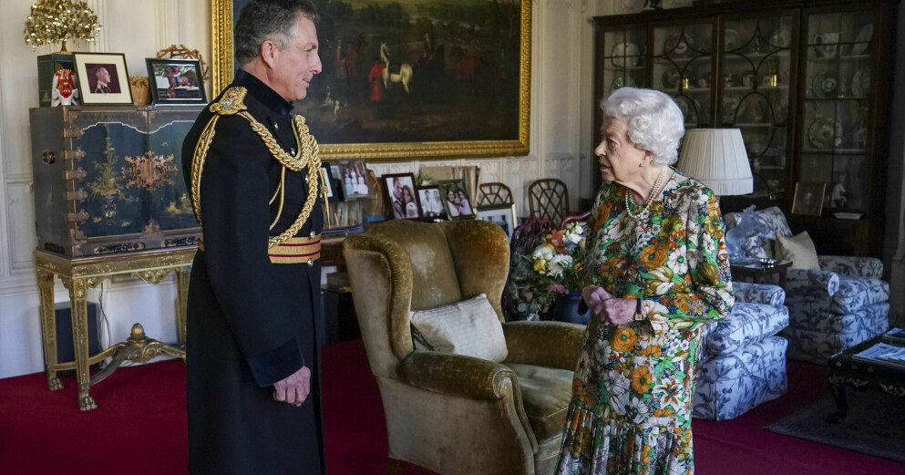 Drottning Elizabeth syntes återigen i det offentliga rummet. Här tackas Sir Nick Carter av. Flera personer tycker att drottningen ser ovanligt svag ut på bilden. Sir Nick Carter och Drottning Elizabeth
