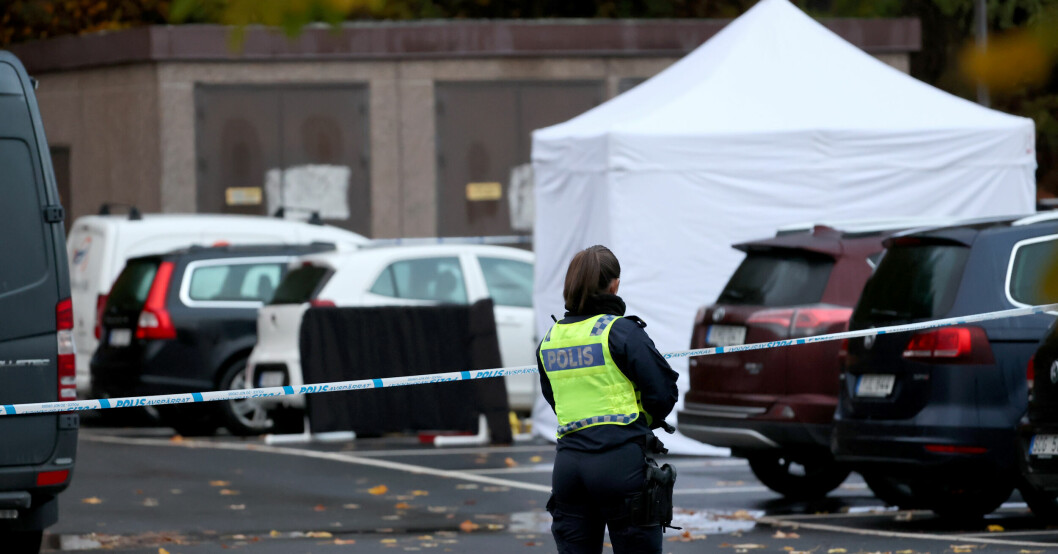 Polisen spärrar av parkeringsplatsen där den avlidne taxichauffören hittats. Polisen spärrar av parkeringsplatsen där den avlidne taxichauffören hittats.