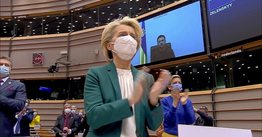 EU-parlamentet med Ursula von der Leyen i spetsen applåderar efter Volodymyr Zelenskyjs tal. Ursula von der Leyen