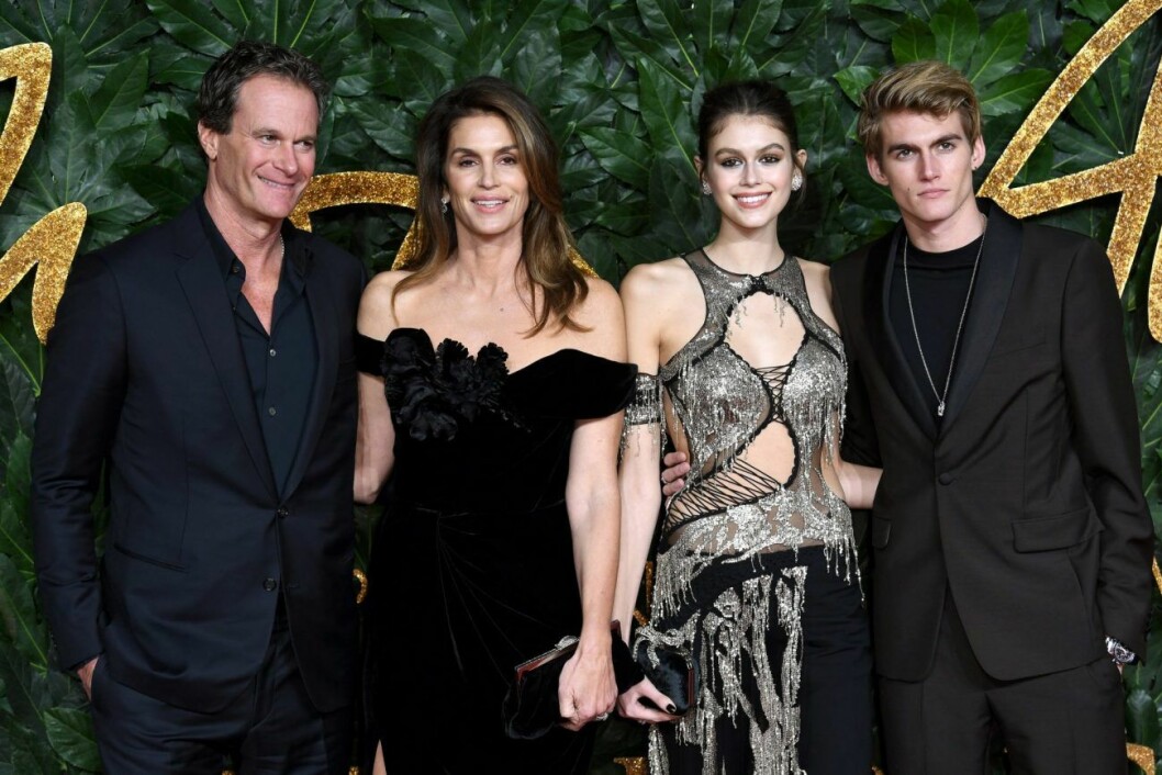 Kaia Gerber är dotter till Cindy Crawford och Rande Gerber. Här med sina föräldrar och brodern Presley. Cindy Crawford med barnen Kaia, Presley och maken Rande Gerber