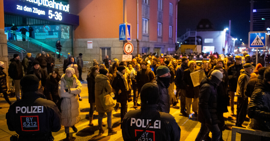 Under onsdagen demonstrerade tusentals människor i tyska staden München mot de hårda coronarestriktionerna. Demonstration i München