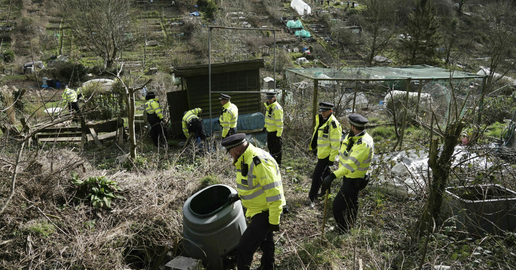 Poliser under den stora sökinsatsen efter parets bebis som senare hittades död. Polisen i gula västar letar i naturen.