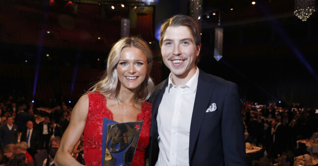 William Poromaa tillsammans med flickvännen Frida Karlsson som var med och tog brons i damernas stafett på torsdagen. Skidstjärnorna Frida Karlsson och William Poromaa.