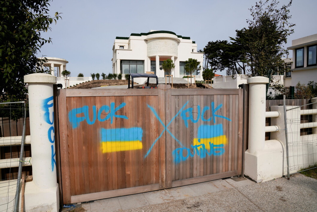 Efter Rysslands invasion av Ukraina har några okända personer klottrat i protest mot kriget på Lyudmilas lyxvilla i södra Frankrike.