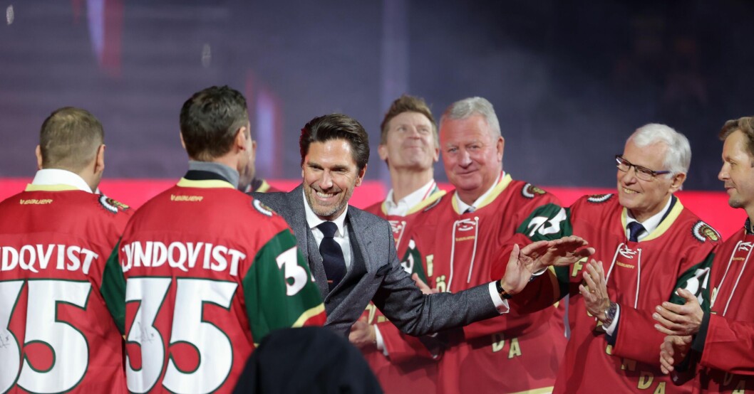 Alla hade Lundqvist-tröjor och Henriks Lundqvists siffra 35 på ryggen under hyllningen på isen. Här ger Henrik Lundqvist flera give me five på isen.