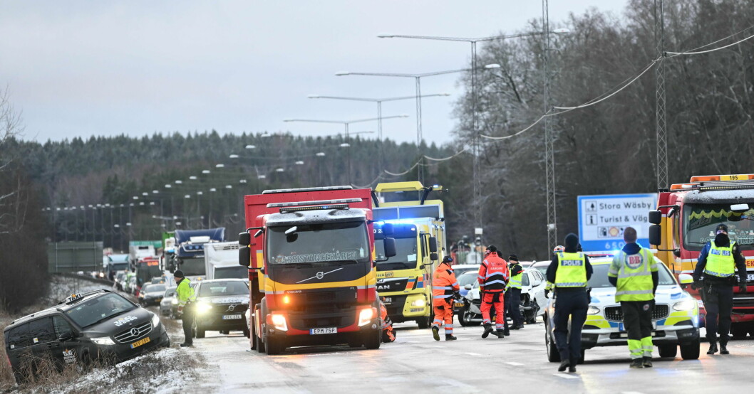 Räddningstjänst, bärgningsbil och poliser på plats. Räddningstjänst, bärgningsbil och poliser på plats.