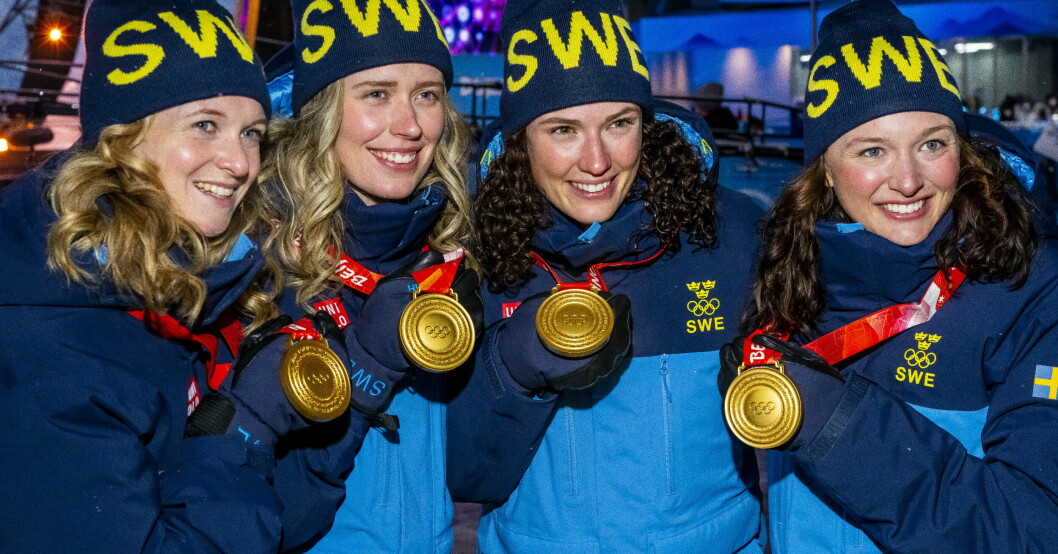 Mona Brorsson, Elvira Öberg, Hanna Öberg och Linn Persson poserar med sina guldmedaljer för första plats i skidskyttestafetten efter medaljceremonin på Medal Plaza under vinter-OS i Peking, Kina, 2022. Linn Persson, Elvira Öberg, Hanna Öberg och Mona Brorsson