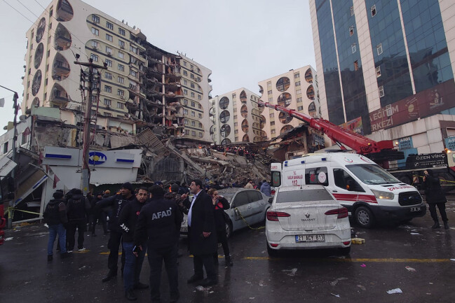 Räddningsarbetet pågår för fullt i staden Diyarbakir i södra Turkiet.