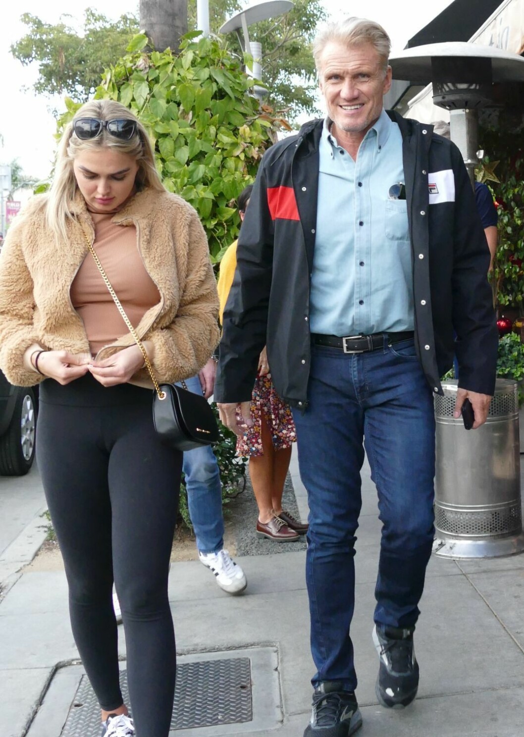 Dolph Lundgren med 24-åriga Emma Krokdal. Nu är Dolph Lundgren tillsammans med 24-åriga Emma Krokdal.