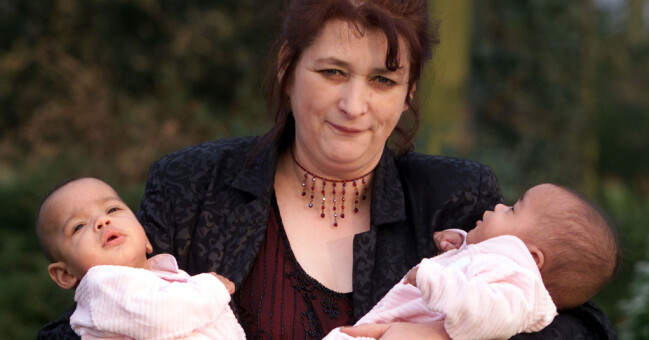 Judith Kilshaw med de två tvillingflickorna Kiara och Keyara i famnen. Judith Kilshaw med de två tvillingflickorna Kiara och Keyara i famnen.