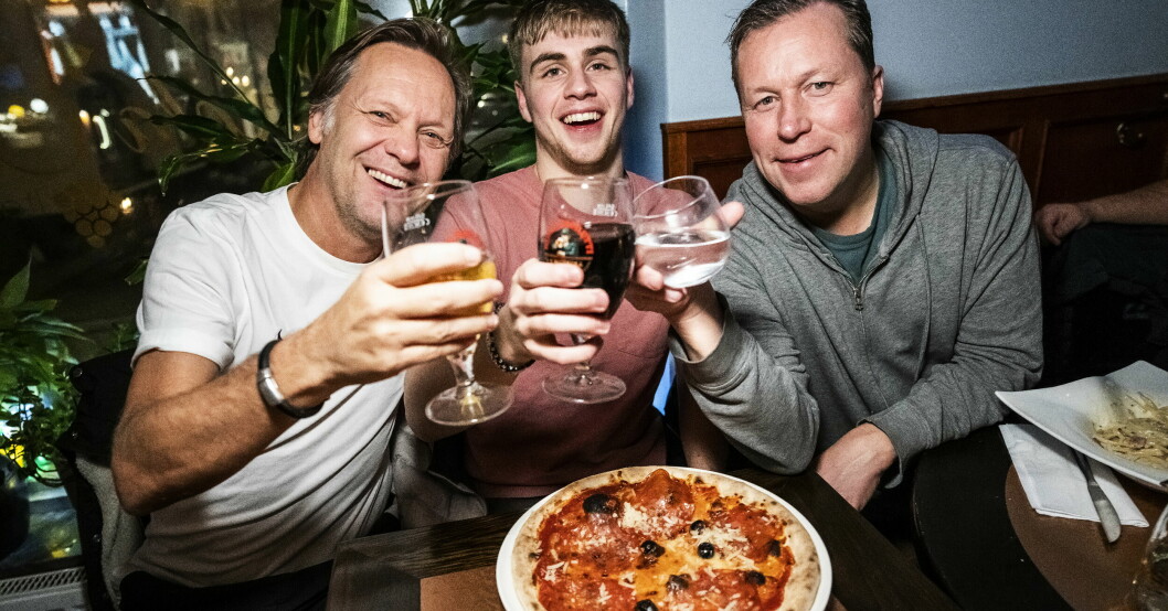 Mikael Appelgren, Truls Möregårdh och Jan-Ove Waldner äter middag tillsammans på restaurang Piccola Cabina i Hägersten efter matcherna. Mikael Appelgren, Truls Möregårdh och Jan-Ove Waldner