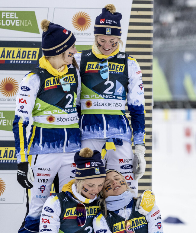 Inga jätteglada miner på Ebba Andersson, Maja Dahlqvist, Emma Ribom och Frida Karlsson efter att de tagit brons i damernas stafett på torsdagen.