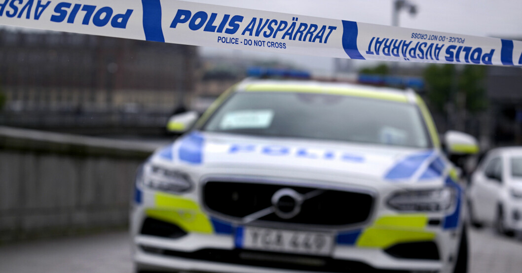 STOCKHOLM 20220531En polisavspärrning vid Gustaf Adolfs Torg Foto: Janerik Henriksson / TT / kod 10010 Polisbil med avspärrningsband i förgrunden.