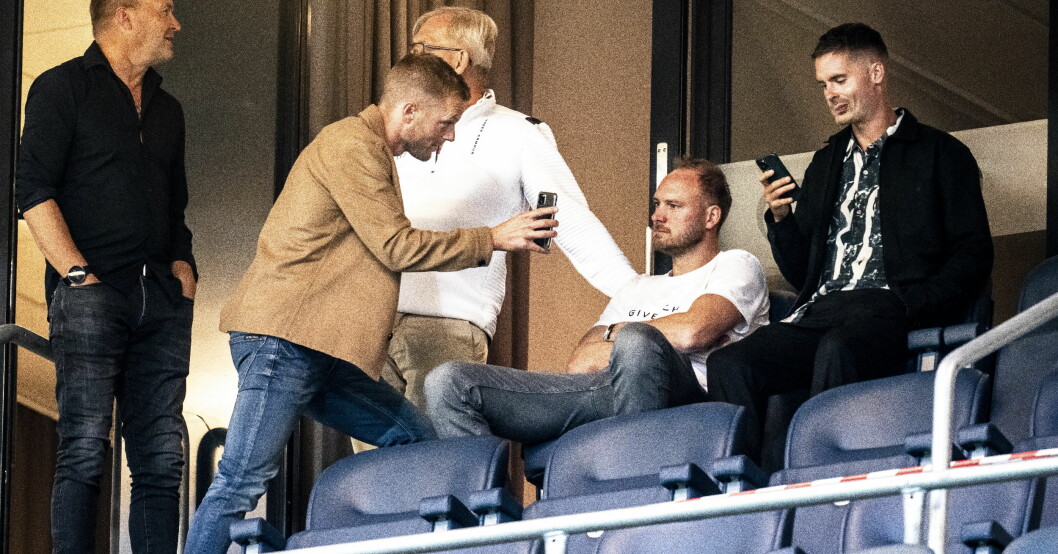 Sebastian Larsson verkar ha svårt att släppa mobilen. Här visar han något för Andreas Granqvist. Oklart vad. Sebastian Larsson, Andreas Granqvist och Mikael Lustig.