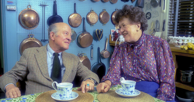 Julia Child bodde ett tag i Paris med sin man, fotografen Paul Child. Där lärde hon sig att uppskatta fransk mat – någonting hon bar med sig resten av livet. Hon gjorde flera tv-program om mat hemma i USA. Julia Child med maken tillika fotografen Paul Child.
