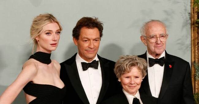 Skådespelarna Elizabeth Debicki, Dominic West, Imelda Staunton och Jonathan Pryce tillsammans. Skådespelarna i The crown säsong 5.