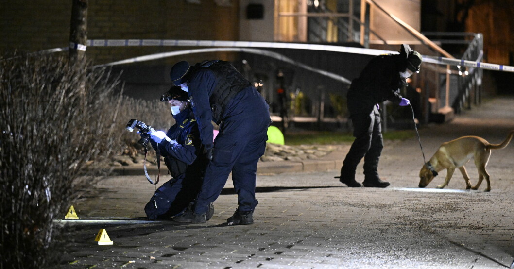 Kriminaltekniker på plats på Sörbäcksgatan.
