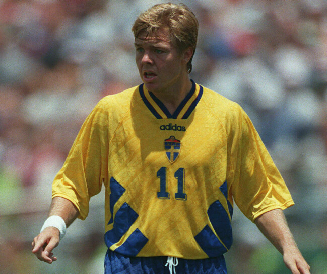 Tomas Brolin i den klassiska Sverige-tröjan som användes under VM 94 i USA.