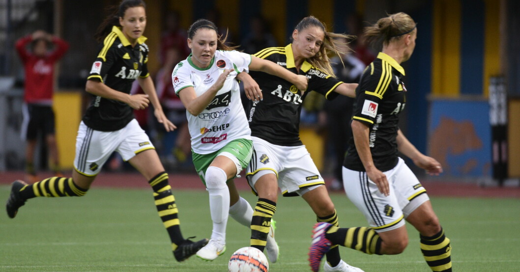 Eldina Ahmic har representerat klubbar som AIK och Brommapojkarna. Eldina Ahmic
