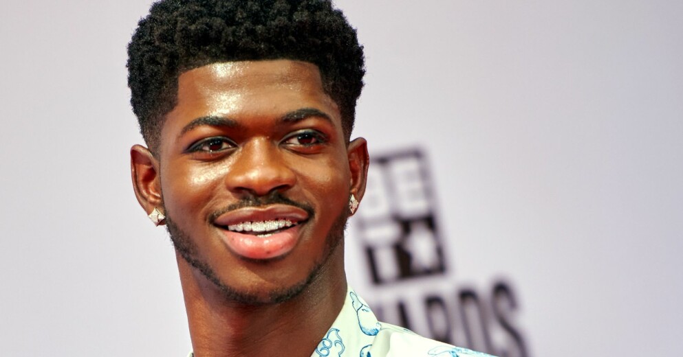 Lil Nas X avslöjar att han är gravid med sitt kommande album ”Montero”, som också blir hans första. I lanseringen av det nya albumet har han genomfört en gravidplåtning med en gravidmage som är fejk. Han tycker själv att idén är genialisk. Lil Nas X