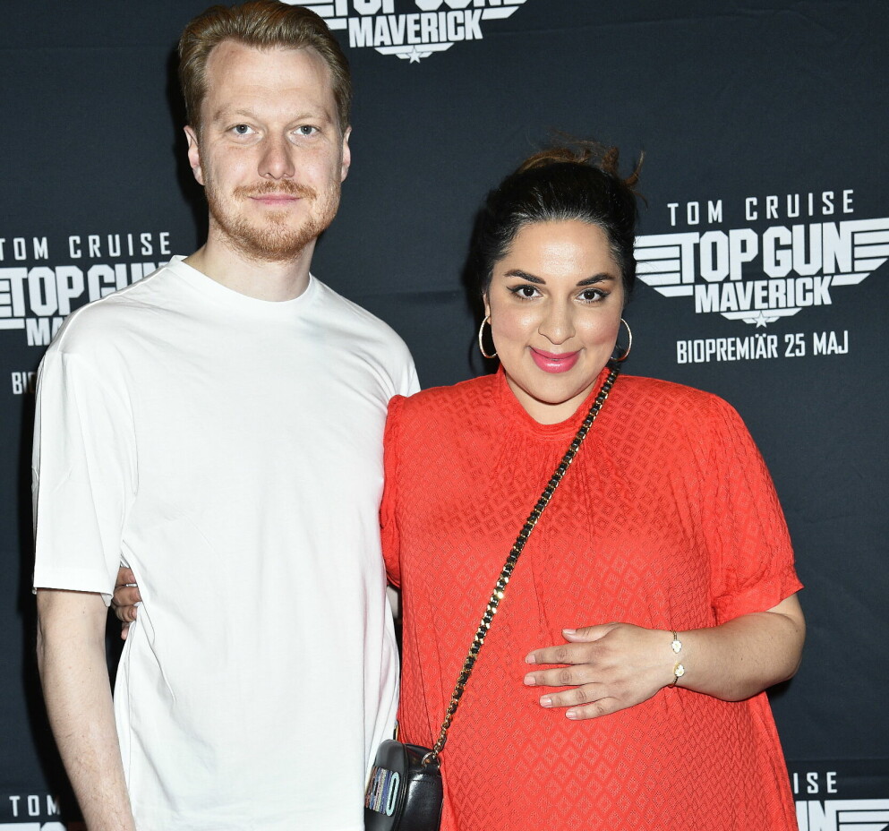 De nyblivna föräldrarna David Hellberg och Tara Moshizi.