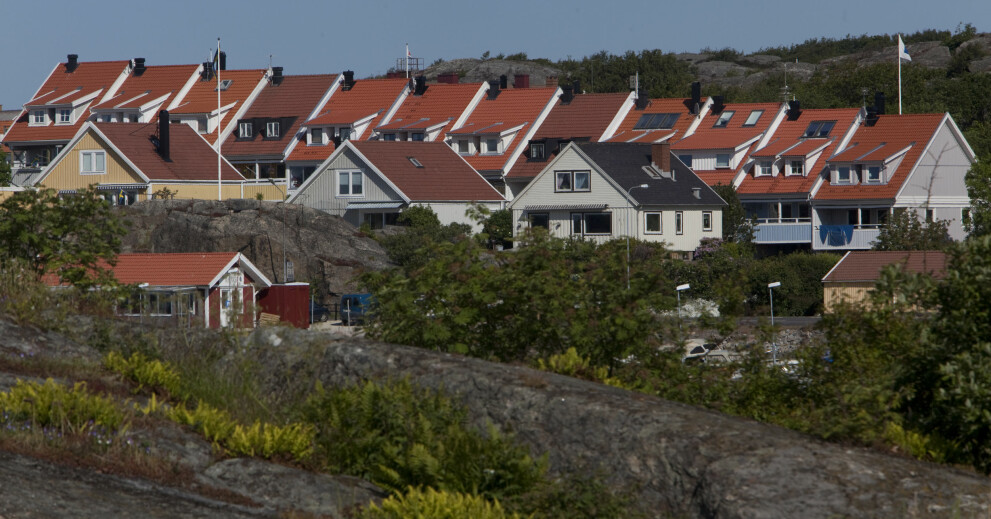 (Genrebild) Familjen har tröttnat på sina grannar som tillsammans med många andra går runt nakna i trädgården och har sex. De har försökt prata med grannarna utan någon framgång. Radhusområde