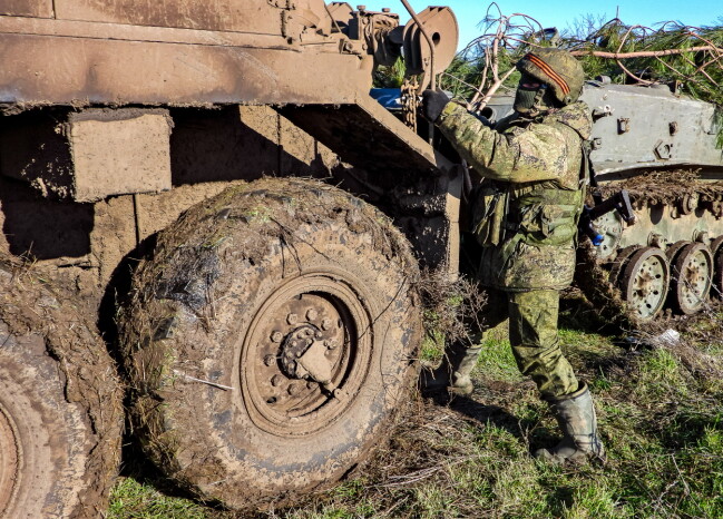 Rysk militär lagar ett fordon under kriget i Ukraina.