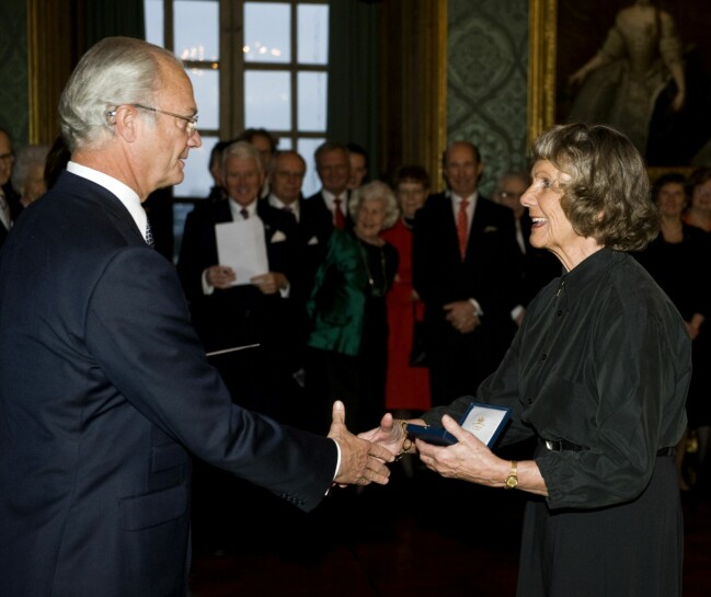 Kung Carl XVI Gustaf delar ut Konungens medalj till Gullan Bornemark, 2009. Kung Carl XVI Gustaf tillsammans med Gullan Bornemark
