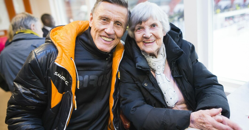 Börje Salming håller om sin mamma Karin Salming.