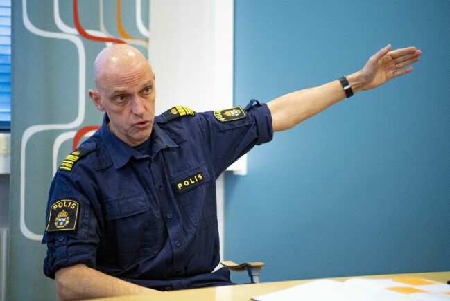 Jale Poljarevius menar att polisen behöver fungera både som ett pekfinger, men också som en moderlig famn för unga som vill ta sig ur gängkriminaliteten. Jale Poljarevius.