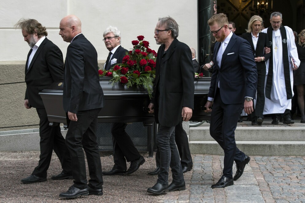 Oscar till höger höll kistan tillsammans med Sven-Ingvars-kompisarna på Sven-Eriks begravning 2017.