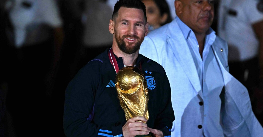 Argentinaren Lionel Messi med VM-pokalen som han sköt hem till nationen i finalen mot Frankrike.