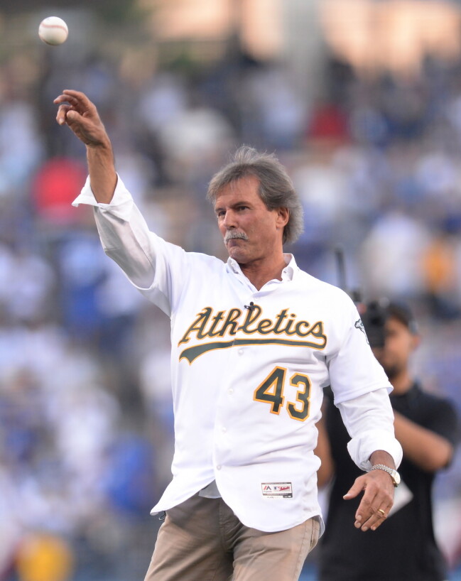 Dennis Eckersley är en känd baseballspelare och senare även kommentator i USA. Dennis Eckersley kastar en baseballboll.