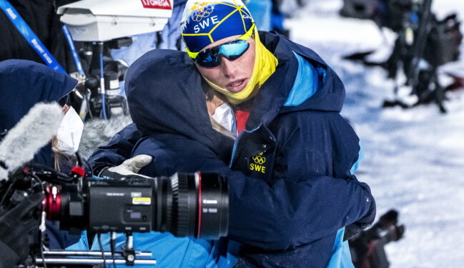Frida Karlsson och pojkvännen William Poromaa har både visat bra form under årets säsong. Frida Karlsson och William Poromaa kramas utanför skidspåret.