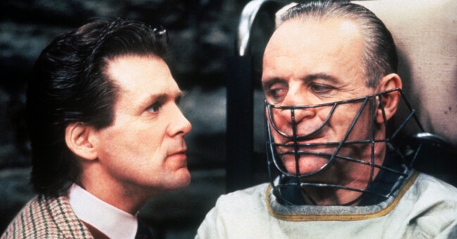 <span class=" bold" data-lab-bold_desktop="bold">Anthony Heald</span> och <span class=" bold" data-lab-bold_desktop="bold">Anthony Hopkins</span> i <span class=" italic" data-lab-italic_desktop="italic">När lammen tystnar</span> från 1991. Anthony Heald och Anthony Hopkins i När lammen tystnar från 1991.