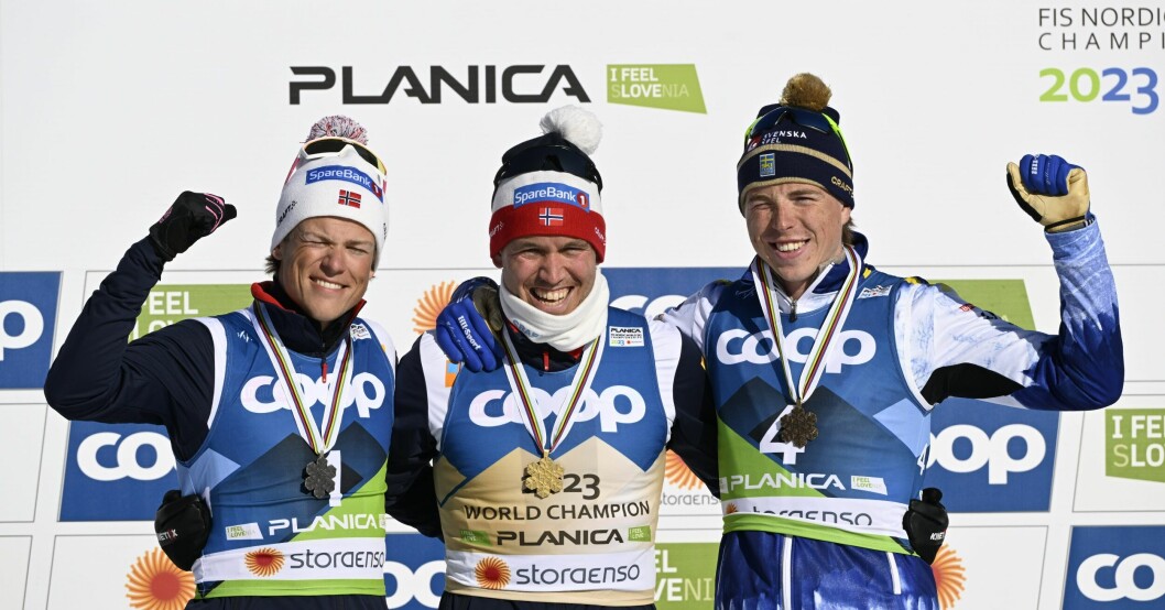 Herrarnas femmil under VM 2023 i Planica. Hösflot Kläbo tog silver. I mitten är landsmannen, tillika guldmedaljören, Pål Golberg. Svenske William Poromaa (t.h.) tog brons.