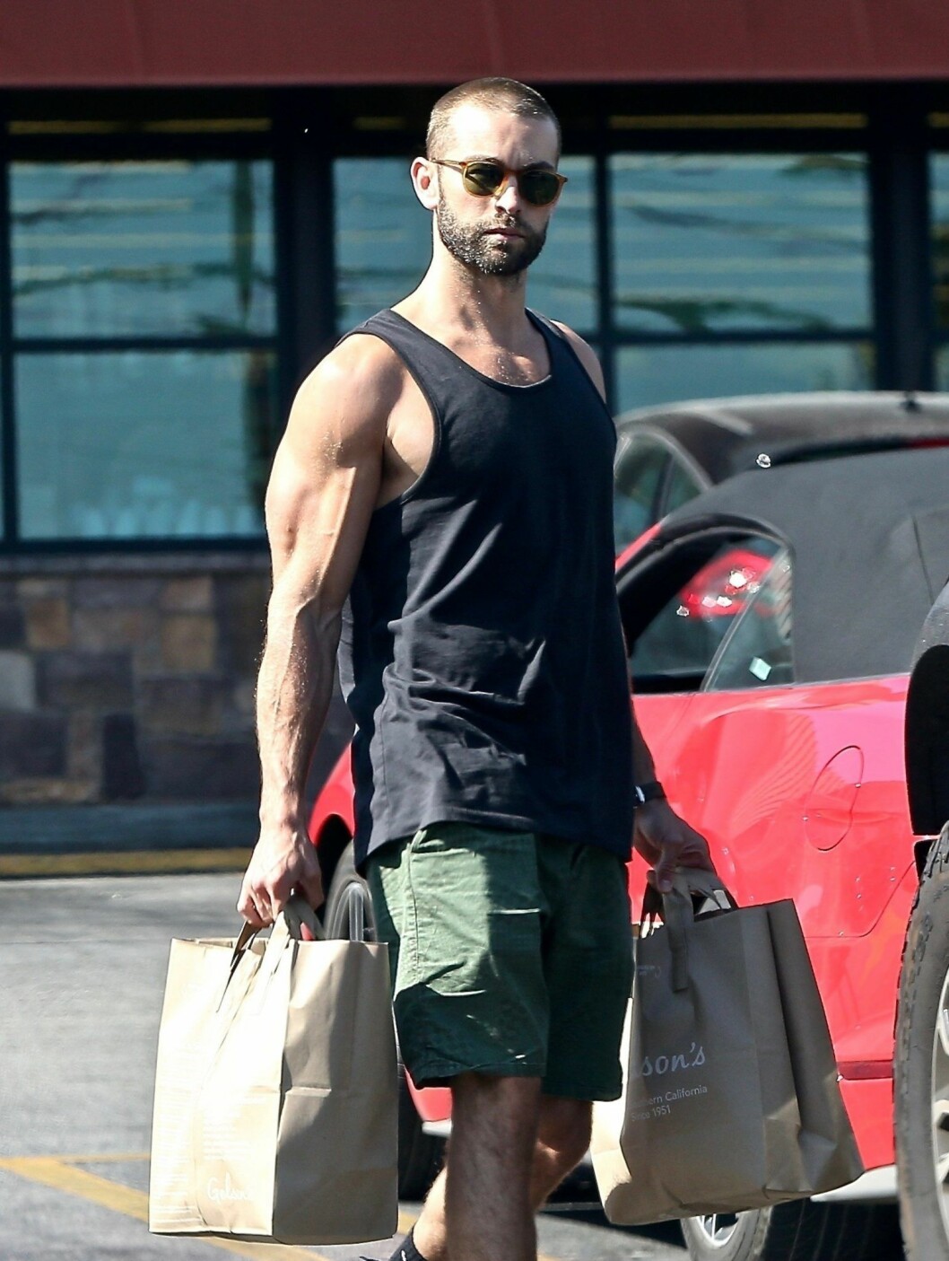Skådespelaren visade upp sin förvandling utanför en matbutik i Los Angeles. Chace Crawford 2019