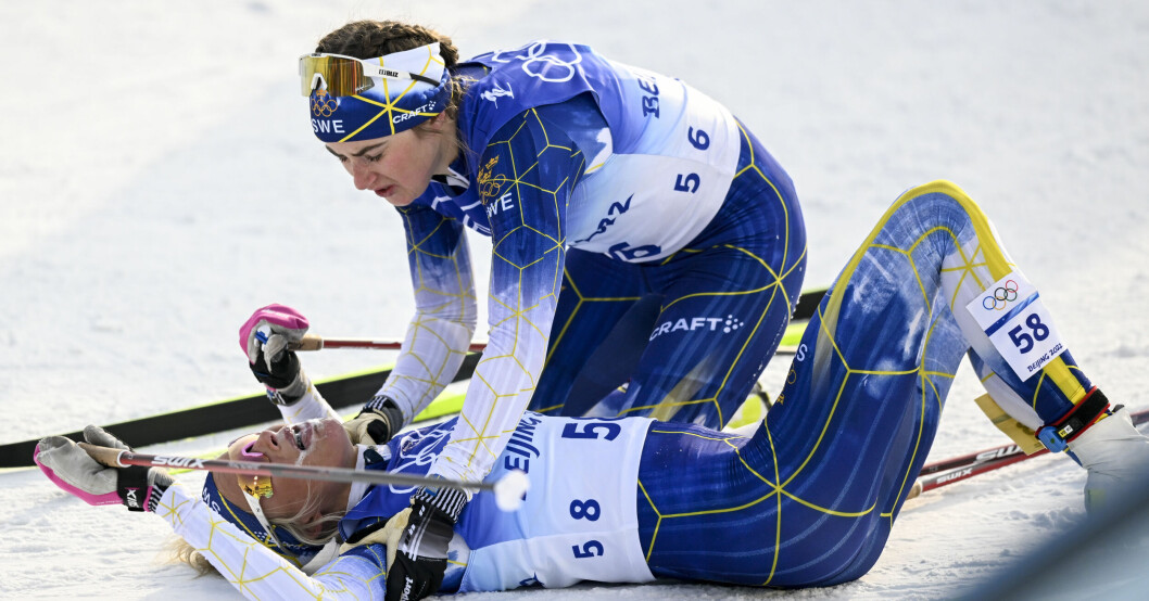 Frida Karlsson och Ebba Andersson är både kollegor i det svenska landslaget, men också bra vänner. Frida Karlsson utslagen efter loppet och Ebba Andersson som försöker hjälpa.