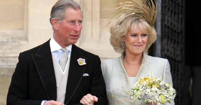 Prins Charles och Camilla Parker Bowles gifter sig – ett äktenskap som bröderna Harry och William initialt motsatte sig. Prins Charles och Camilla