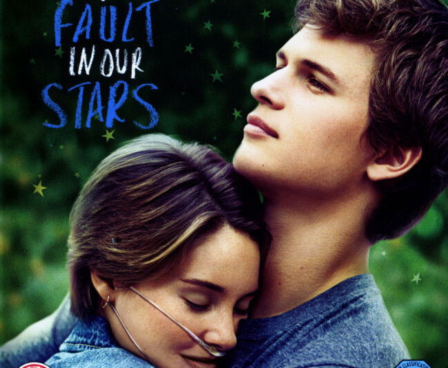 Omslaget till den kända filmen som på originalspråk heter <span class=" italic" data-lab-italic_desktop="italic">The fault in our stars</span>. Baserad på ungdomsromanen med samma namn. Titeln syftar på en replik i <span class=" bold" data-lab-bold_desktop="bold">Shakespears</span> pjäs <span class=" italic" data-lab-italic_desktop="italic">Julius Caesar</span>. Omslaget till den kända filmen som på originalspråk heter The fault in our stars. Baserad på ungdomsboken med samma namn. Titeln syftar på en replik i Shakespears pjäs Julius Caesar.