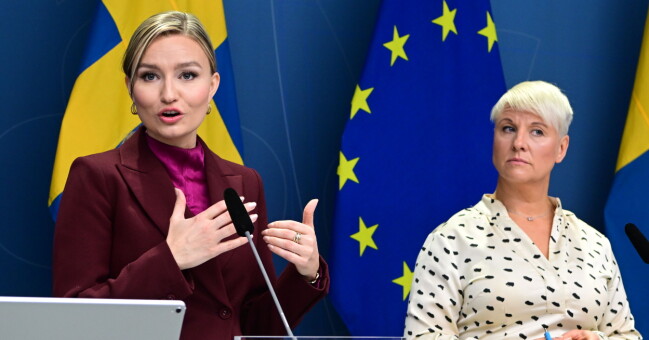 Energi-och näringsminister Ebba Busch (KD) och äldre- och socialförsäkringsminister Anna Tenje (M) under onsdagens pressträff om högkostnadsskydd för höga elpriser. Energi-och näringsminister Ebba Busch (KD) och äldre- och socialförsäkringsminister Anna Tenje (M) under onsdagens pressträff om högkostnadsskydd för höga elpriser.
